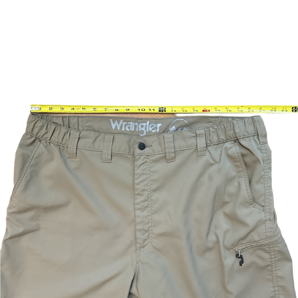 Wrangler Men’s Shorts Size 44 Tan Chino Bermuda Hike Outdoor Workwear Pockets - Picture 2 of 9
